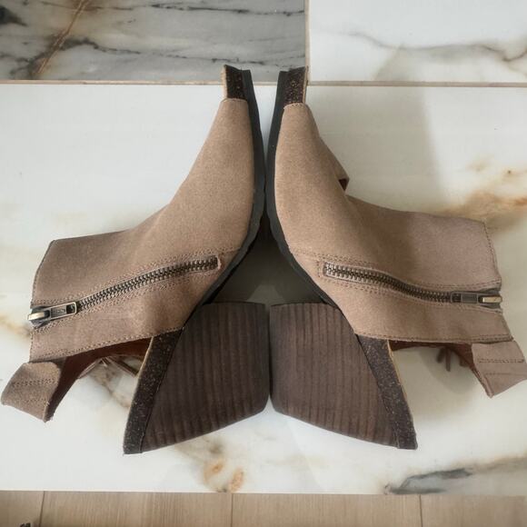 OTBT Women’s Flower Child Comfort Shoe Heeled Sandals Slingback Size 7.5 Tassels - Picture 7 of 14